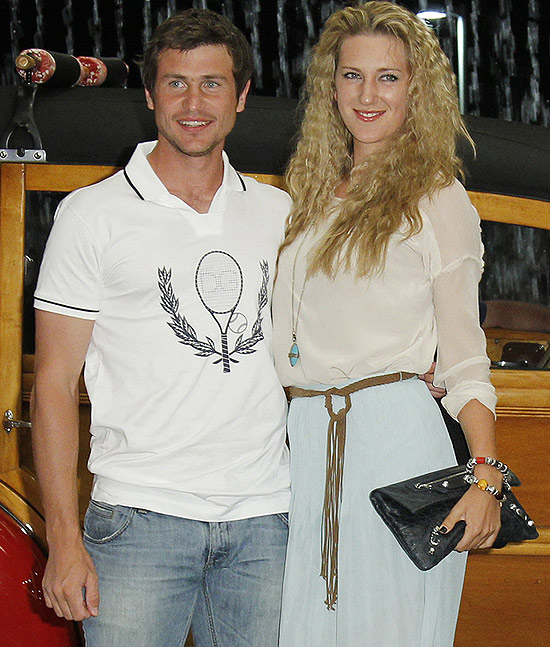 A tenista bielorrussa Victoria Azarenka posa ao lado do namorado, Sergei Bubka Jr.; clique na foto e veja galeria