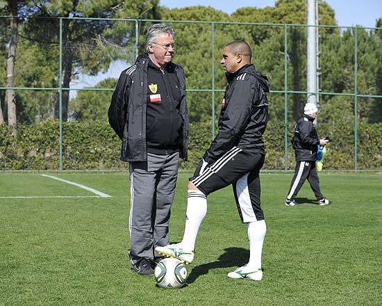 O técnico Guus Hiddink conversa com o lateral brasileiro Roberto Carlos em treino do Anzhi