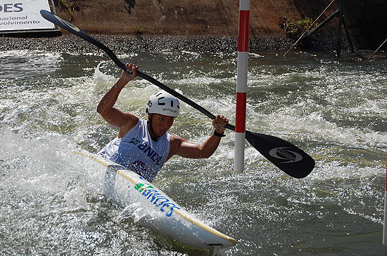 Ana Stila Vargas compete no canal de Itaip, em Foz do Igua; clique e veja mais fotos