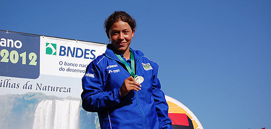 Ana Sátila Vargas segura medalha de ouro no Pan de canoagem slalom; clique e veja mais fotos