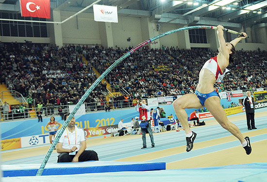 Yelena Isinbayeva em ao no Mundial de atletismo
