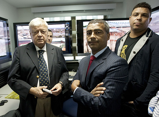 Ricardo Teixeira, Romário e Ronaldo em visita à sede do COL, em dezembro de 2011
