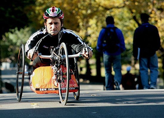 O ex-piloto Alessandro Zanardi treina no Central Park para a Maratona de Nova York, em 2007
