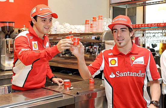 Felipe Massa e Fernando Alonso aprendem a fazer café em evento em Melbourne