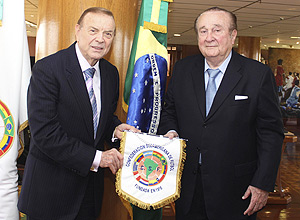 O novo presidente da CBF, José Maria Marin, em visita ao presidente da Conmebol, Nicolas Leoz, na semana passada