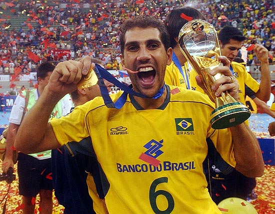O ex-levantador Maurcio Lima comemora o ttulo da Liga Mundial em 2003