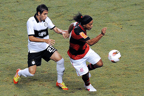 Ronaldinho tenta escapar da marcação de Fabio Caballero