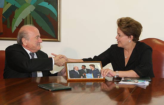 A presidente Dilma Rousseff recebe presente do presidente da Fifa, Joseph Blatter