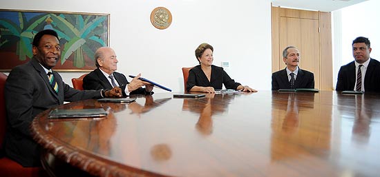 Pelé, Blatter, Dilma, Aldo Rebelo e Ronaldo durante encontro em Brasília
