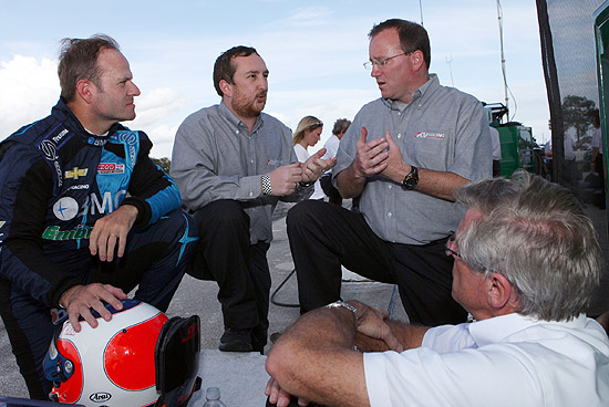 O piloto brasileiro Rubens Barrichello conversa com integrantes da equipe da Indy