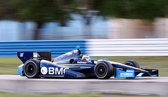 O brasileiro Rubens Barrichello tenta o seu carro, em Sebring, nos Estados Unidos