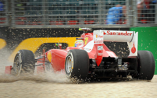 O brasileiro Felipe Massa perde o controle da Ferrari no primeiro treino; clique e veja mais fotos