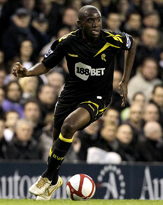 Fabrice Muamba, do Bolton, domina a bola na partida contra o Tottenham, antes de sofrer um mal súbito