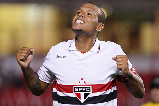 O atacante Luis Fabiano comemora um gol pelo São Paulo pela Copa do Brasil