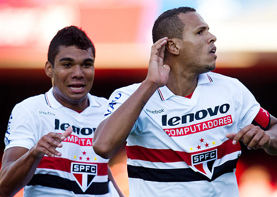 Luis Fabiano comemora segundo gol do São Paulo observado por Casemiro