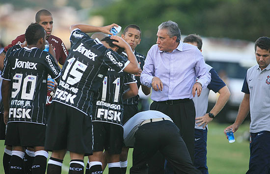 Tite orienta os jogadores do Corinthians durante a parada tcnica