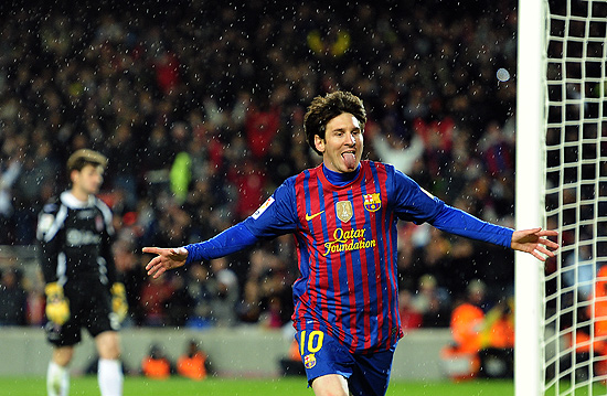 Messi corre para comemorar um de seus três gols no Camp Nou