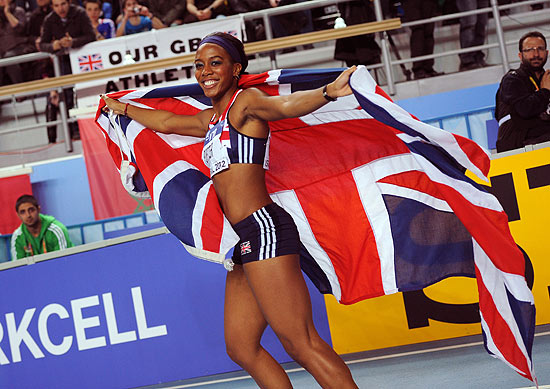 Tiffany Porter festeja com bandeira do Reino Unido