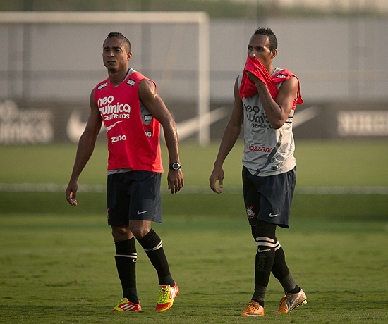 Liedson (dir.) e Jorge Henrique durante treino no CT do Corinthians