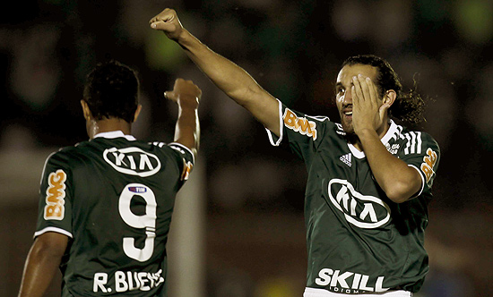 O atacante argentino Barcos comemora o seu gol para o Palmeiras na partida contra o Coruripe