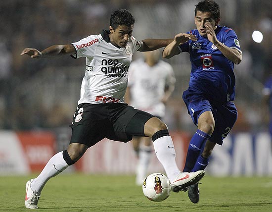 Paulinho disputa a bola com Héctor Gutierréz, do Cruz Azul, em partida válida pela Taça Libertadores
