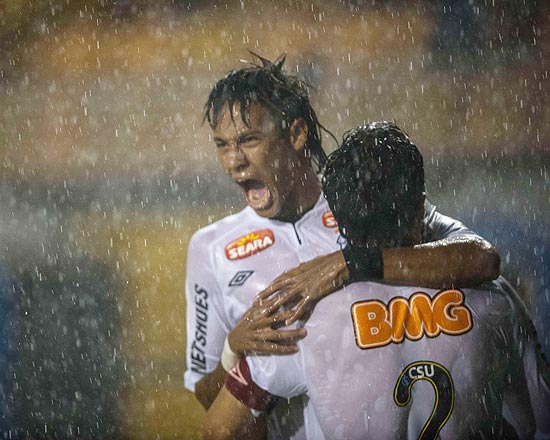 Neymar abraça Edu Dracena após o gol do zagueiro que abriu o placar, no Pacaembu