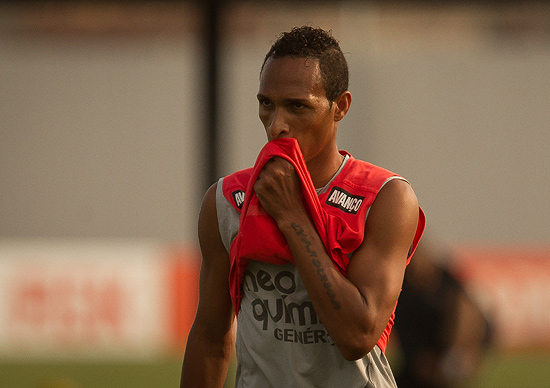 Liedson durante treino no CT do Corinthians