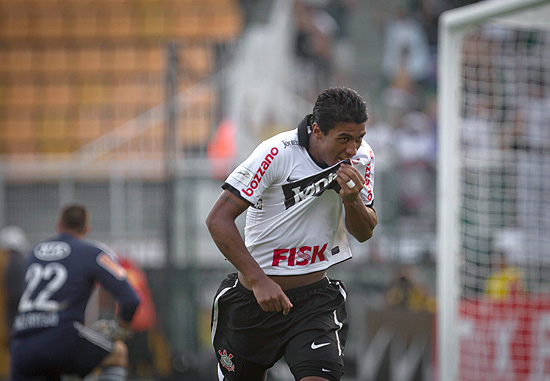 Paulinho comemora o seu gol para o Corinthians na partida contra o Palmeiras, no estádio do Pacaembu