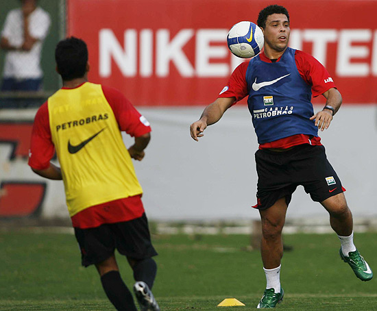 Ronaldo domina a bola em treino do Flamengo em 2008; atacante acabou contratado pelo Corinthians