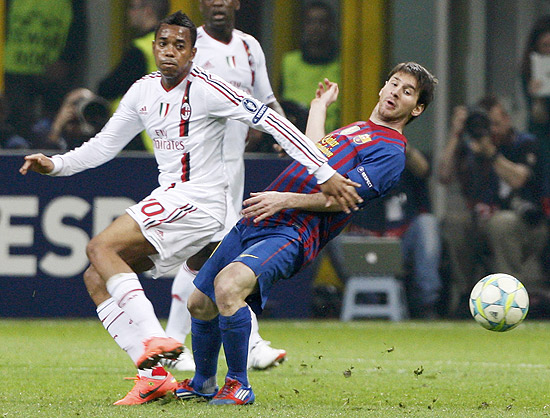 Robinho disputa com Messi na partida no estádio de San Siro, em Milão, na Itália 