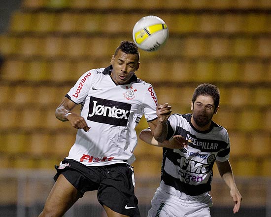 O atacante Elton em jogo pelo Corinthians contra o XV de Piracicaba