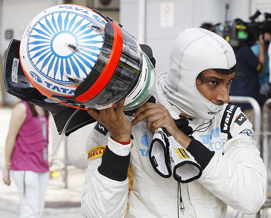O piloto indiano Narain Karthikeyan, da Hispani, tira o seu capacete na Malásia