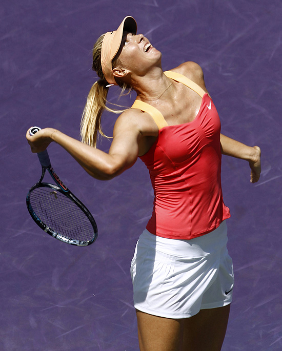 Maria Sharapova prepara saque na semifinal; clique na foto e veja galeria