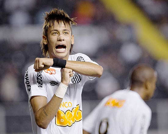 O atacante Neymar comemora um de seus gols para o Santos na partida contra o Guaratinguetá, na Vila Belmiro