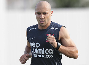Alessandro corre durante o treino do Corinthians