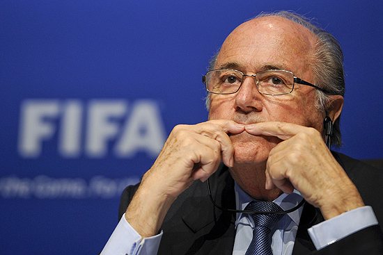 O presidente da Fifa, Joseph Blatter, gesticula durante entrevista coletiva, em Zurique