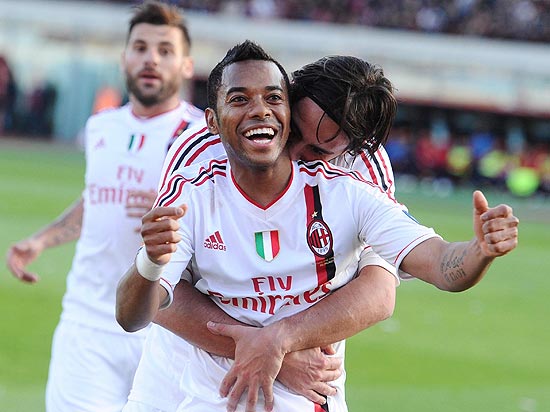 Robinho recebe abraço de Nesta após marcar o gol do Milan contra o Catania