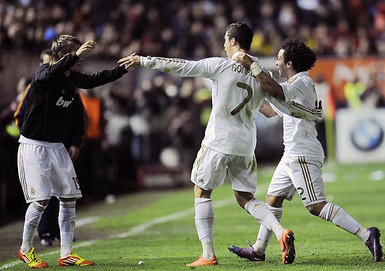 Abraçado por Marcelo, Cristiano Ronaldo (7) celebra gol contra Osasuna