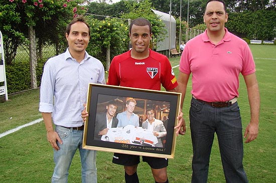 Lucas recebe foto com prncipe Harry e Neymar 