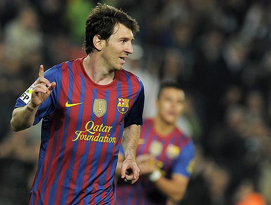 Lionel Messi comemora gol de pênalti sobre o Athletic Bilbao, no Camp Nou, em Barcelona