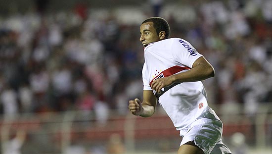 O meia-atacante Lucas comemora gol do São Paulo sobre o Ituano, em Itu