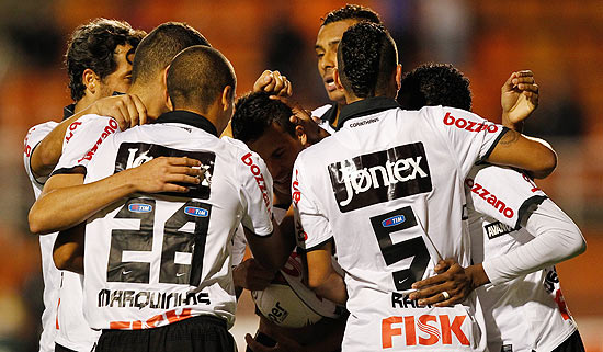 Jogadores do Corinthians comemoram um gol em jogo válido pelo Campeonato Paulista