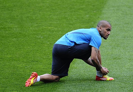 Daniel Alves arruma a chuteira durante treino do Barcelona