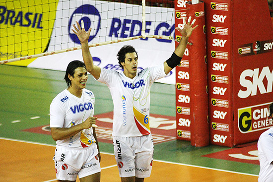 Michael (esq.) e Lorena comemoram ponto do Vôlei Futuro durante jogo 