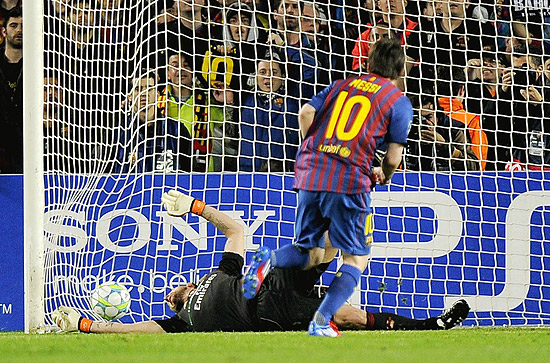 Lionel Messi marca, de pênalti, o primeiro gol sobre o Milan; clique na foto e veja galeria