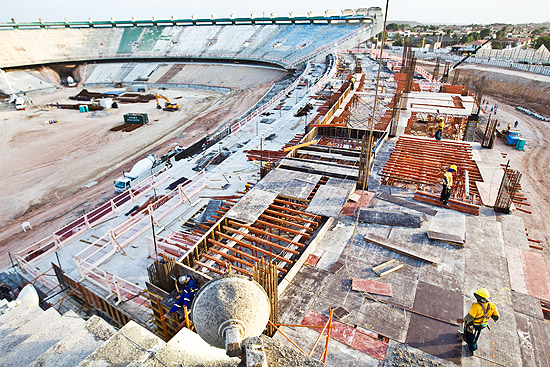 O estádio Castelão, em Fortaleza, em obras para a Copa do Mundo