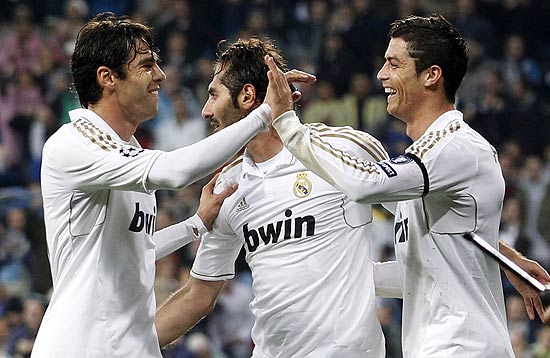 Kaká (esq.) e Cristiano Ronaldo (dir.) comemoram um dos gols do Real Madrid sobre o Apoel