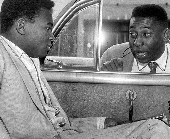 Pel ( dir.) conversa com Coutinho dentro de carro, em 1960