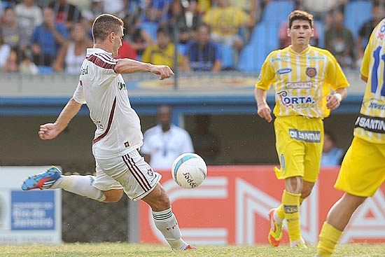 O meia-atacante Thiago Neves arma o chute para fazer o segundo gol do Fluminense contra o Madureira