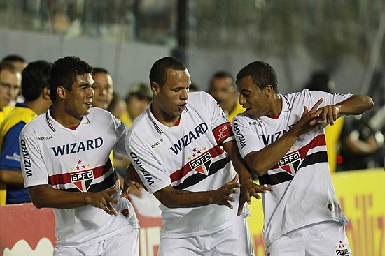 Casemiro, Luís Fabiano e Lucas comemoram gol do São Paulo contra o Mogi Mirim
